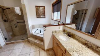 Big Elk Horn on the River - Pet Friendly - WiFi - Fireplace - Washer - Dryer - Grill - Garage Access - Firepit - Red River - 4
