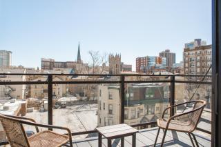 Modern East Side 1BR Apt with Balcony, Pool, and Gym - Milwaukee - 4