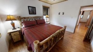 Big Elk Horn Lodge- Pet Friendly - WiFi - On the River - Fireplace - Game Room - 7
