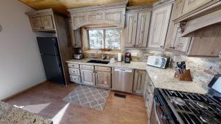 Caribel Trail Lodge - Hot Tub - Grill - Satellite - WiFi - Washer - Dryer - Garage Access - Red River - 1