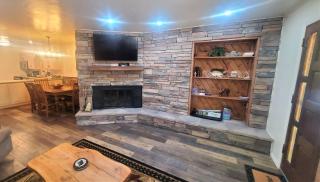 Claim Jumper Townhouse 07 - On the River - Across from the Fishing Ponds - WiFi - Cable - Near Ski Area - Wood Burning Fireplace - Red River - 9