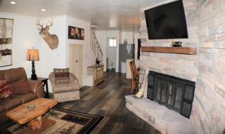 Claim Jumper Townhouse 07 - On the River - Across from the Fishing Ponds - WiFi - Cable - Near Ski Area - Wood Burning Fireplace - Red River - 6