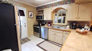 Claim Jumper Townhouse 14 - On The River - Across from the Fishing Ponds - In Town - Near The Ski Area - Fireplace - WiFi - Sate - Red River - 4