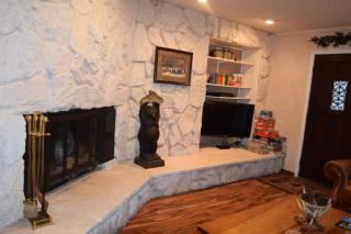 Claim Jumper Townhouse 16 - On The River - Across from the Fishing Ponds - In Town - Near The Ski Area - Fireplace - WiFi - Sate - Red River - 9