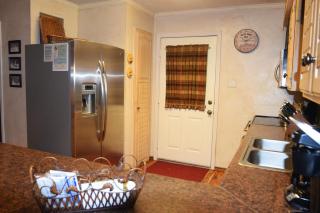 Claim Jumper Townhouse 16 - On The River - Across from the Fishing Ponds - In Town - Near The Ski Area - Fireplace - WiFi - Sate - Red River - 4