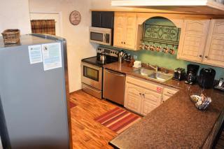 Claim Jumper Townhouse 16 - On The River - Across from the Fishing Ponds - In Town - Near The Ski Area - Fireplace - WiFi - Sate - Red River - 5