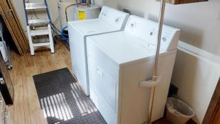 Creekside Cabin - Pet Friendly - WiFi - Washer - Dryer - Grill - Fenced Yard - Fireplace - 2