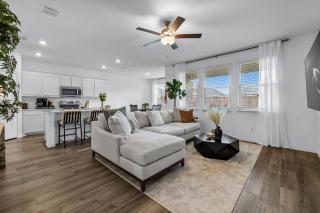 Luxe Living - 3 Bedroom 2 Bath - Oak Point - 0