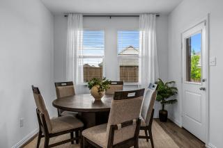 Luxe Living - 3 Bedroom 2 Bath - Oak Point - 4