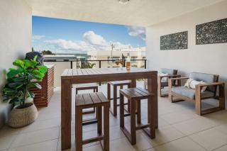 Bright Stylish Kings Beach Apartment - Caloundra - 0
