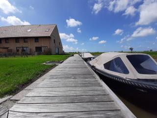 Holiday home on the Frisian water with terrace - Leons - 2