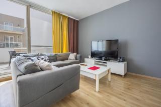 Cosy 2BR Sunlit Penthouse with Large Front Terrace - Close to St Julian's, Sliema, & Valletta - Msida - 1