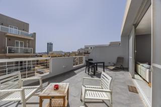 Cosy 2BR Sunlit Penthouse with Large Front Terrace - Close to St Julian's, Sliema, & Valletta - Msida - 9