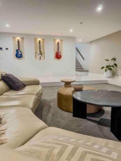 NOTINUSE12 Sleep Millionaire's Waterfront - 1