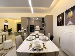 Beyond Hospitality-Modern 3 Bedroom Apt - Atene - 2
