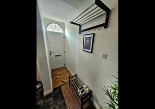 Newly refurbed - sleeps 6 - long stay - 1