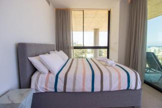 Luxury 4-bed with sea-views - 8