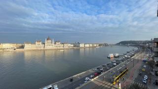 Stunning balcony Parliament view - Budapest - 3