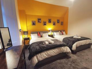 Spacious & comfy 4 bed house, 6 Beds, Free Private Parking & Wifi - 8