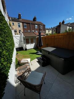 Luxe City Hot Tub: Urban Retreat - Norwich - 9