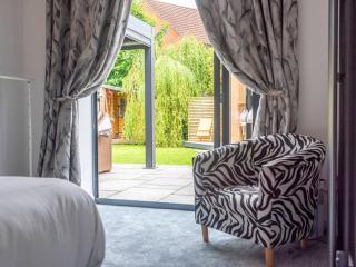Pass the Keys Modern and Stylish Bungalow - Stafford - 9