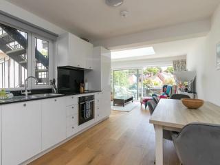 Pass the Keys Super Chic Apartment in Beautiful Sunninghill - Sunninghill - 1