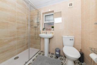 26 Grange Avenue · Bright House with Garden Office Space Pass the Keys - 1