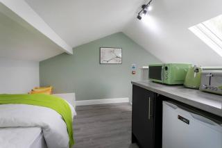 Room 6 · Bright Studio Apartment - in Heart of Nottingham Pass The Keys - 8