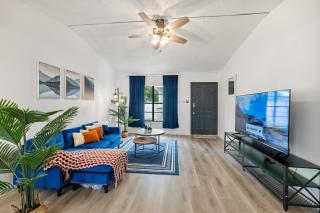 12 Guests near Lackland AFB 9630 SeaWorld - San Antonio - 0