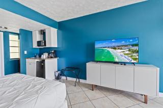 Oceanfront Inn, Private Balcony, 2 Full Beds #16 - Fort Pierce - 9