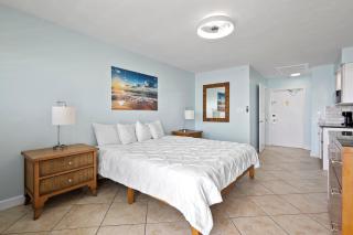 Ocean View Hotel Room with Balcony- King Bed #23 - Fort Pierce - 9
