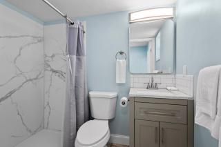 Ocean View Hotel Room with Balcony- King Bed #23 - Fort Pierce - 8