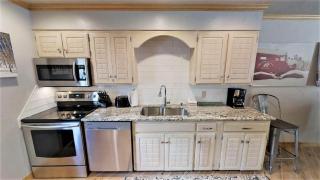 Claim Jumper Townhouse 03 - On the River - Across from the Fishing Ponds - WiFi - Cable - Near Ski Area - Wood Burning Fireplace - Red River - 7