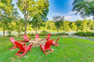 Family-Friendly Riverfront Manor on the Little Red - 7