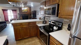 Grandview 4 Hummingbird Hangout - WiFi - Cable - Washer - Dryer - Fireplace - One Block From Main Street - Red River - 1