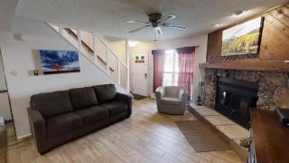 Grandview 4 Hummingbird Hangout - WiFi - Cable - Washer - Dryer - Fireplace - One Block From Main Street - Red River - 7