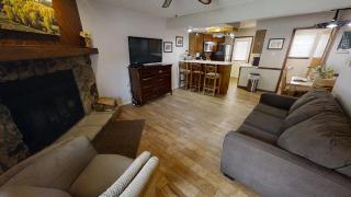 Grandview 4 Hummingbird Hangout - WiFi - Cable - Washer - Dryer - Fireplace - One Block From Main Street - Red River - 9