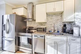 Walk to Dtwn and Waterfront Roomy Troy Apt - 2