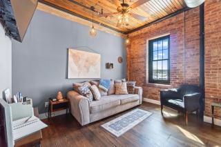 Downtown Urban Loft above Restaurants #5 - Perryville - 6