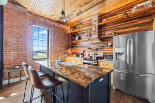 Downtown Urban Loft above Restaurants #5 - Perryville - 9