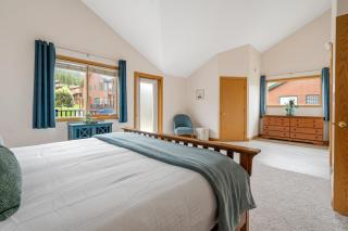 Chateau Lawrence, Pool Table, Kids' Gaming Room - Fairmont Hot Springs - 8