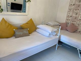 Happy Place with kitchenette- female only - Sydenham - 9