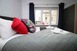Cosy 1 Bedroom Flat - Minutes walk to the train station -Ideal for Contractors - Business - Family - Bath - 4