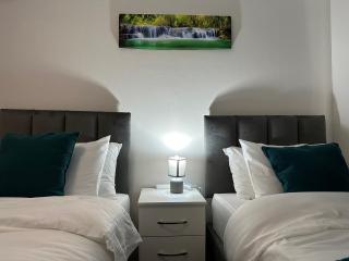 Affluent Living Property perfect for contractors and individuals - Wigan - 1