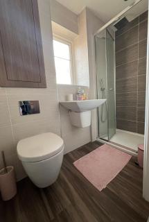 En-suite Room with Super King Size Bed - Free Wifi - Free Parking - Hillsborough - 7