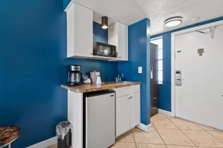 Ocean View Hotel Room with Balcony- King Bed #17 - Fort Pierce - 8