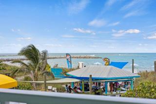 Ocean View Hotel Room with Balcony- King Bed #17 - Fort Pierce - 4
