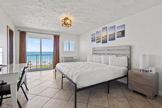 Ocean View Hotel Room with Balcony- King Bed #25 - Fort Pierce - 0