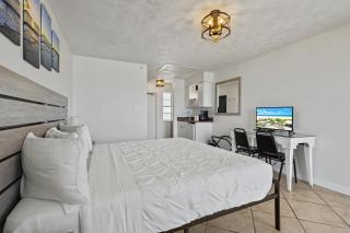 Ocean View Hotel Room with Balcony- King Bed #25 - Fort Pierce - 9
