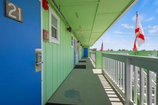 Ocean View Hotel Room with Balcony- King Bed #25 - Fort Pierce - 1